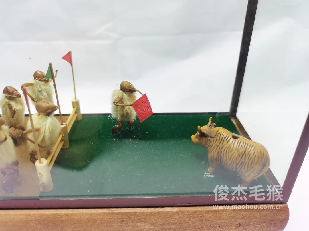 斗牛_中型北京毛猴作品_红木木托+方形玻璃罩6.jpg 斗牛_中型北京毛猴作品_红木木托+方形玻璃罩6.jpg