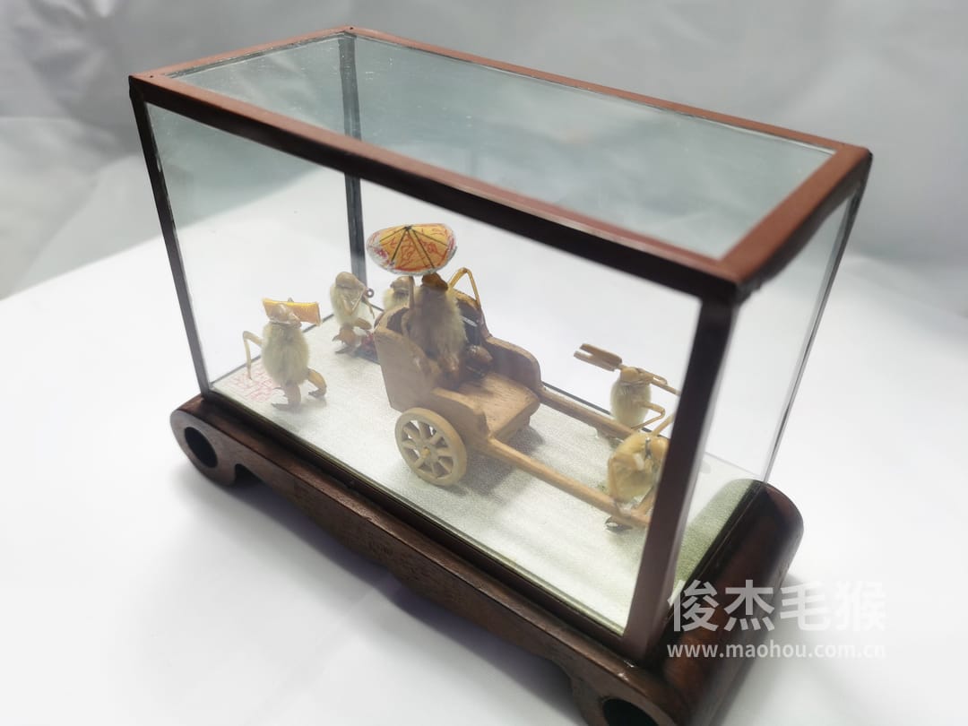 拉洋车(一)_中型北京毛猴作品_红木木托+方形玻璃罩3.jpg 拉洋车(一)_中型北京毛猴作品_红木木托+方形玻璃罩3.jpg