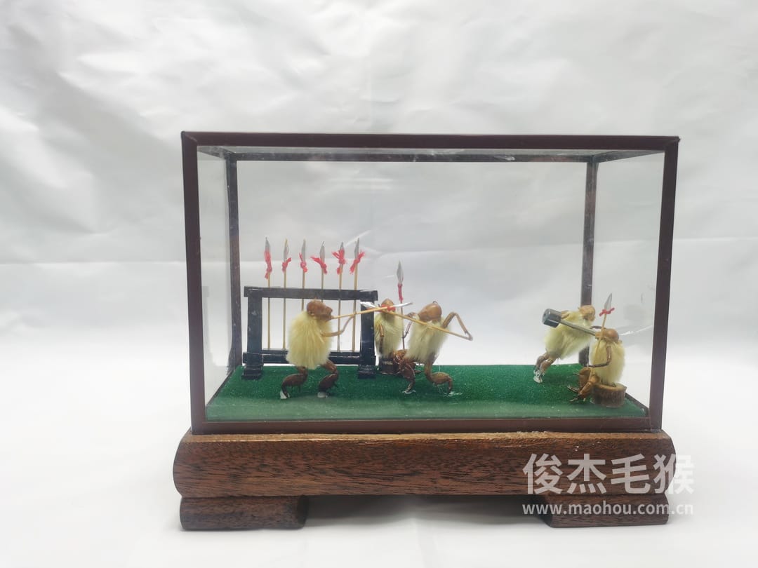 练武_中型北京毛猴作品_红木木托+方形玻璃罩6.jpg 练武_中型北京毛猴作品_红木木托+方形玻璃罩6.jpg