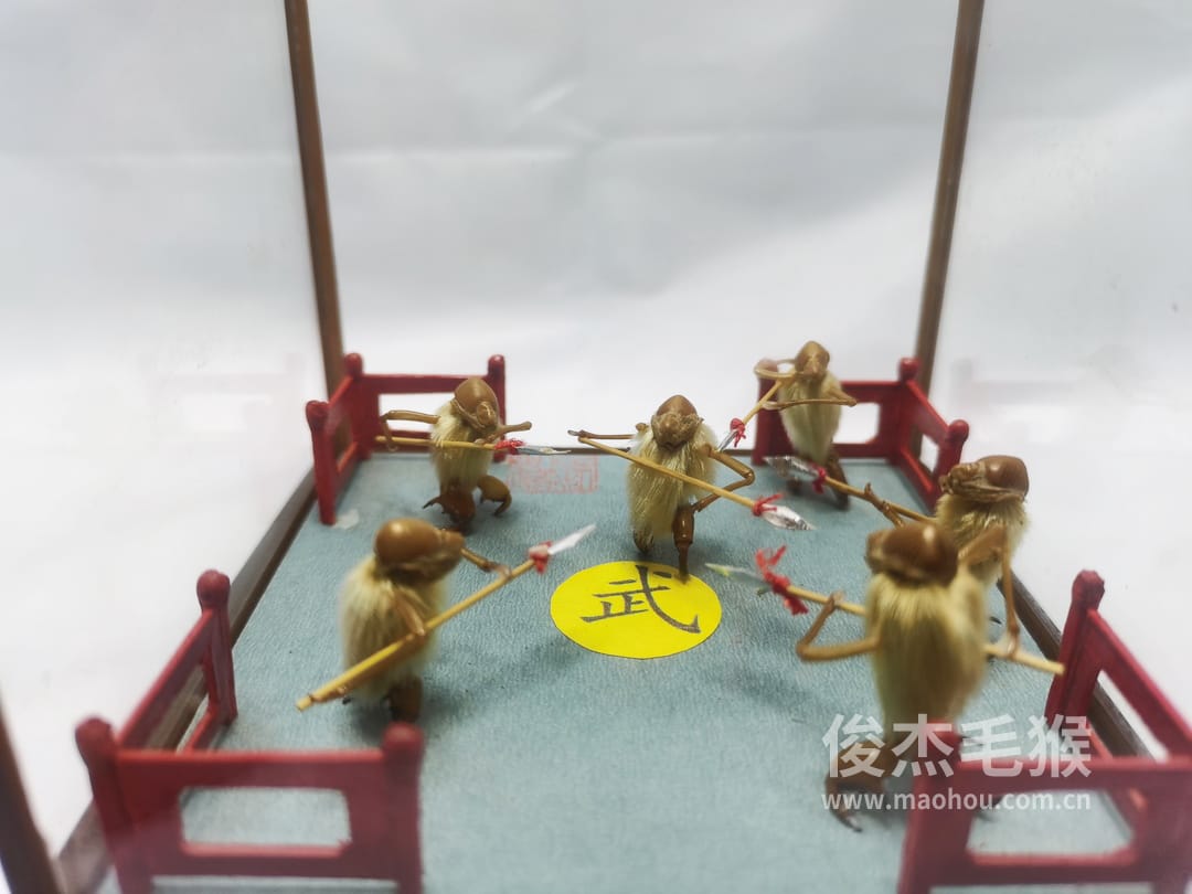 练武场_小型北京毛猴作品_红木木托+方形玻璃罩2.jpg 练武场_小型北京毛猴作品_红木木托+方形玻璃罩2.jpg