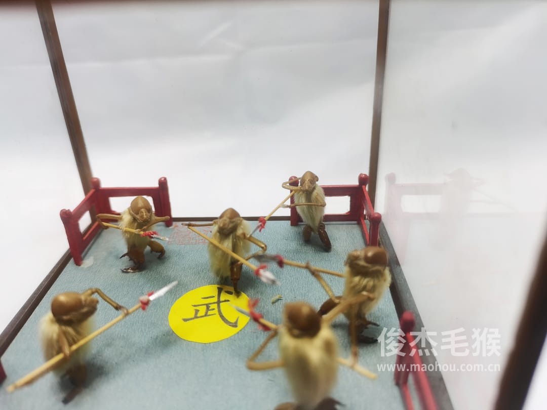 练武场_小型北京毛猴作品_红木木托+方形玻璃罩4.jpg 练武场_小型北京毛猴作品_红木木托+方形玻璃罩4.jpg