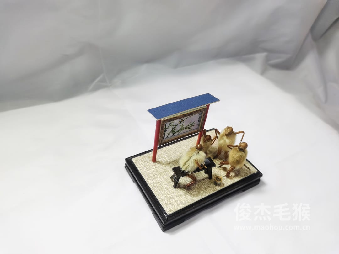 磨菜刀_小型北京毛猴作品_玻璃方形底座+方形玻璃罩3.jpg 磨菜刀_小型北京毛猴作品_玻璃方形底座+方形玻璃罩3.jpg