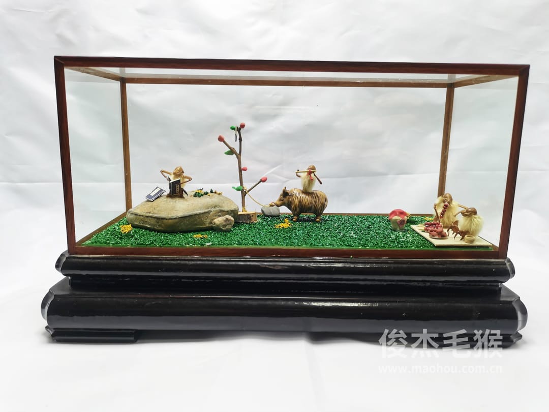 牛角挂书_大型北京毛猴作品_压缩木木托+方形玻璃罩1.jpg